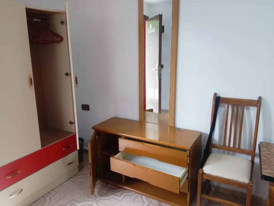 Tirane, jepet me qera apartament 1+1 Kati 1, 260 € 
