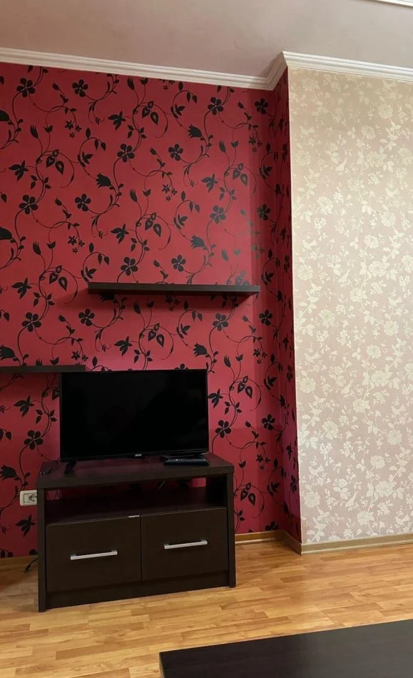 Tirane, jepet me qera apartament 2+1+Ballkon Kati 4, 500 € (Pas square 21)