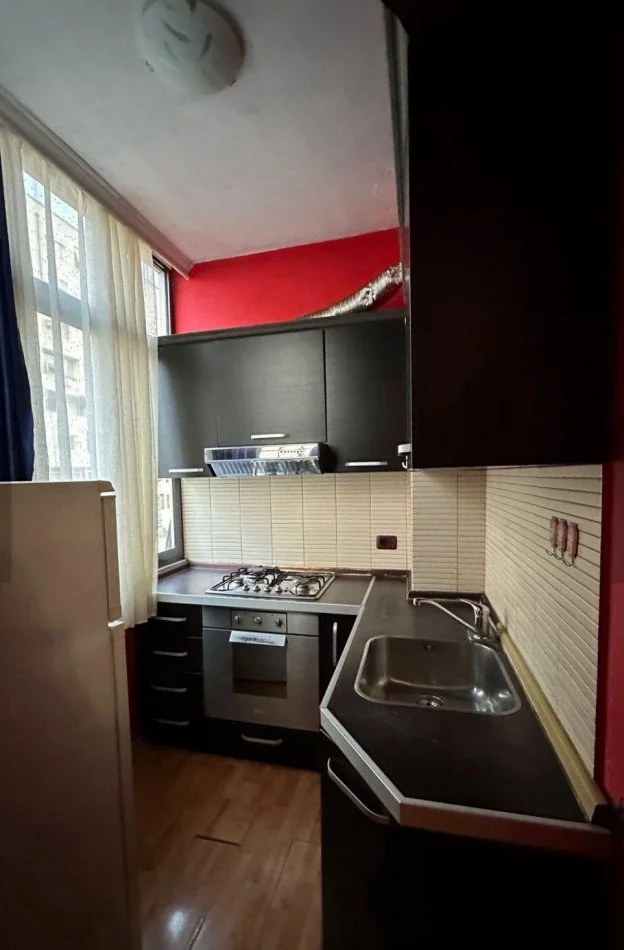 Tirane, jepet me qera apartament 2+1+Ballkon Kati 4, 500 € (Pas square 21)