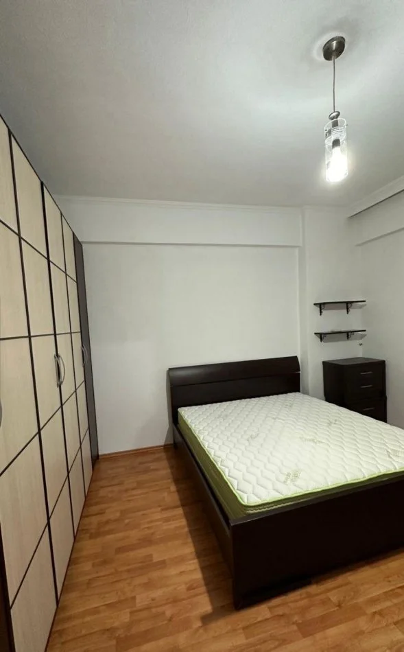Tirane, jepet me qera apartament 2+1+Ballkon Kati 4, 500 € (Pas square 21)