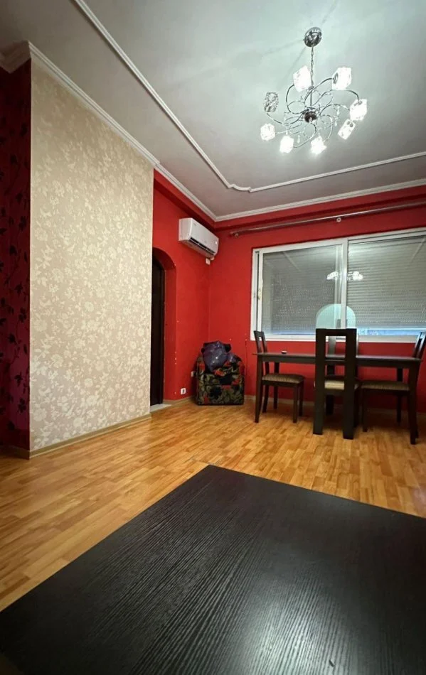 Tirane, jepet me qera apartament 2+1+Ballkon Kati 4, 500 € (Pas square 21)