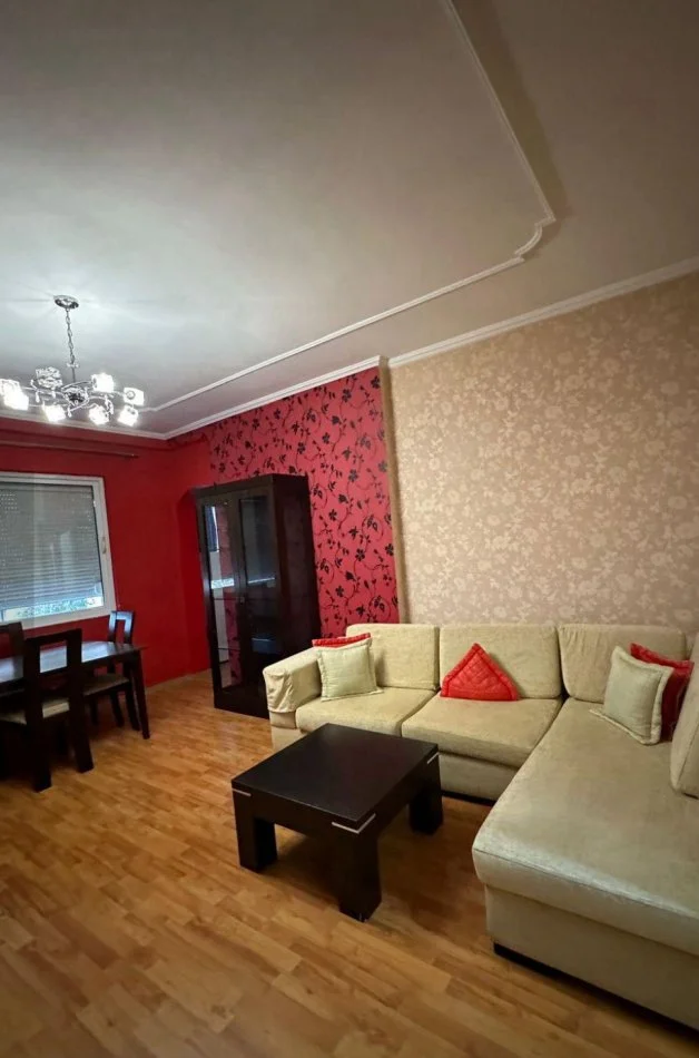 Tirane, jepet me qera apartament 2+1+Ballkon Kati 4, 500 € (Pas square 21)