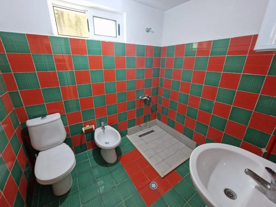 Tirane, jepet me qera apartament 2+1 Kati 1, 90 m² 450 € 