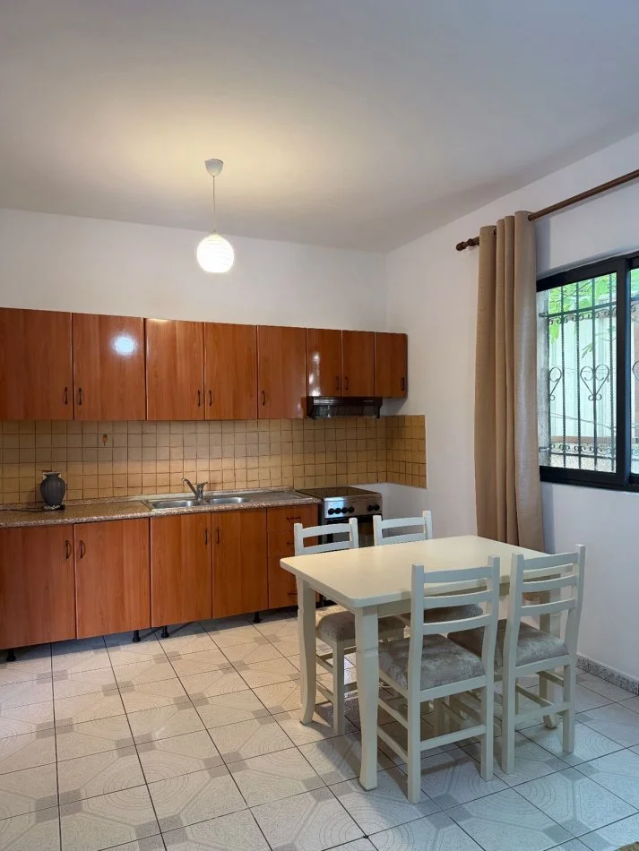 Tirane, jepet me qera apartament 2+1 Kati 1, 450 € 