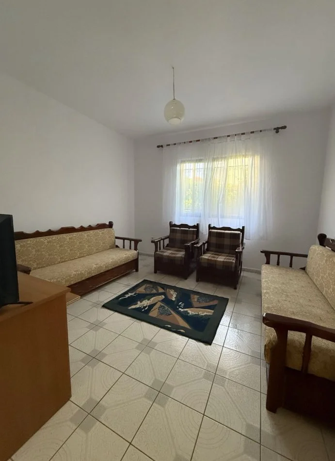 Tirane, jepet me qera apartament 2+1 Kati 1, 450 € 