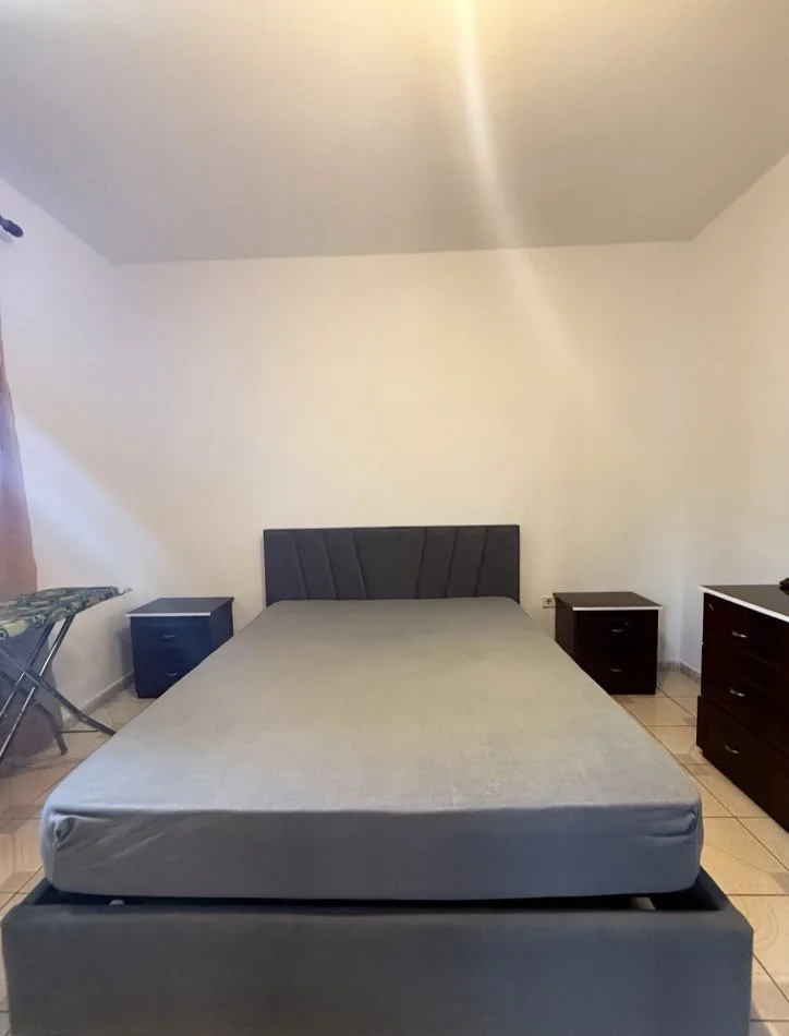 Tirane, jepet me qera apartament 2+1 Kati 1, 450 € 