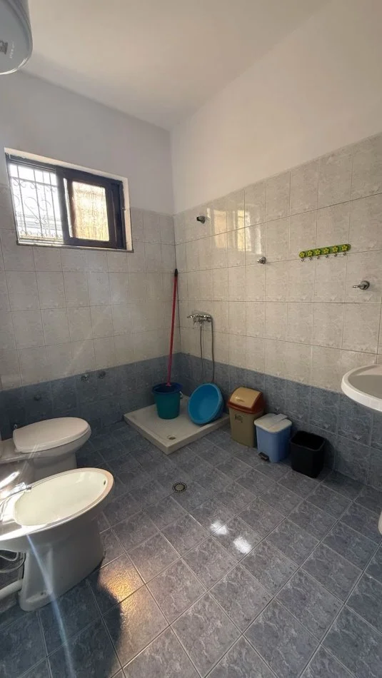 Tirane, jepet me qera apartament 2+1 Kati 1, 450 € 