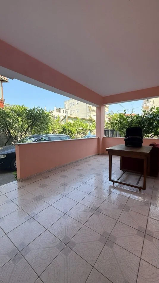 Tirane, jepet me qera apartament 2+1 Kati 1, 450 € 