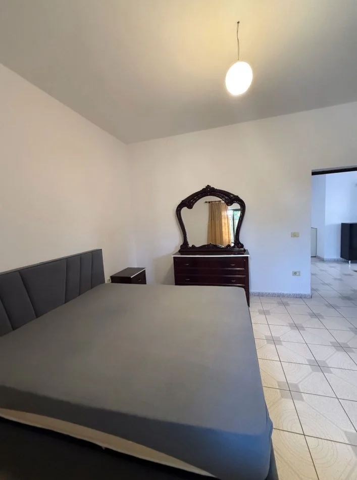 Tirane, jepet me qera apartament 2+1 Kati 1, 450 € 