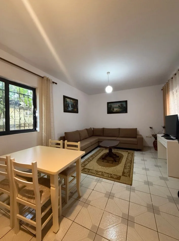 Tirane, jepet me qera apartament 2+1 Kati 1, 450 € 