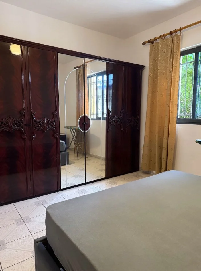 Tirane, jepet me qera apartament 2+1 Kati 1, 450 € 