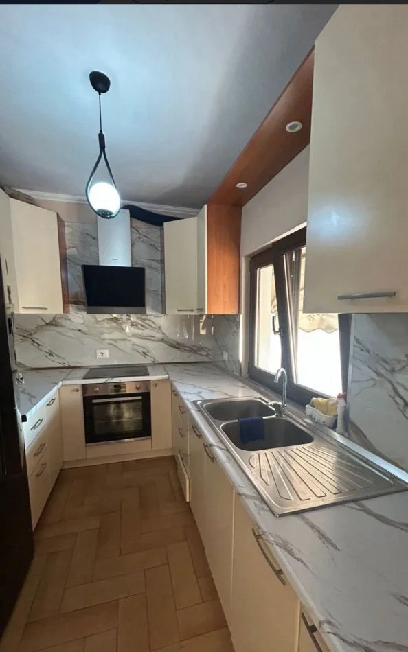 Tirane, jepet me qera , 550 € (Oxhaku)