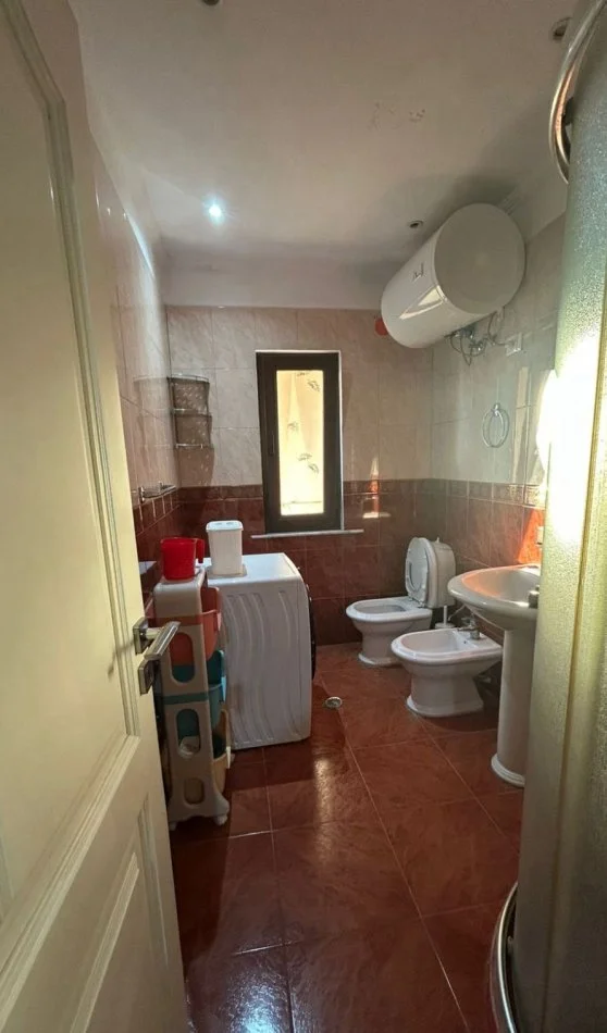 Tirane, jepet me qera , 550 € (Oxhaku)