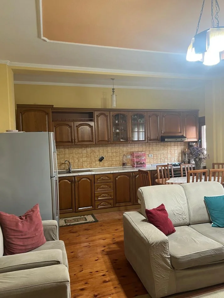 Tirane, jepet me qera , 600 € (Rruga Artan Lenja)