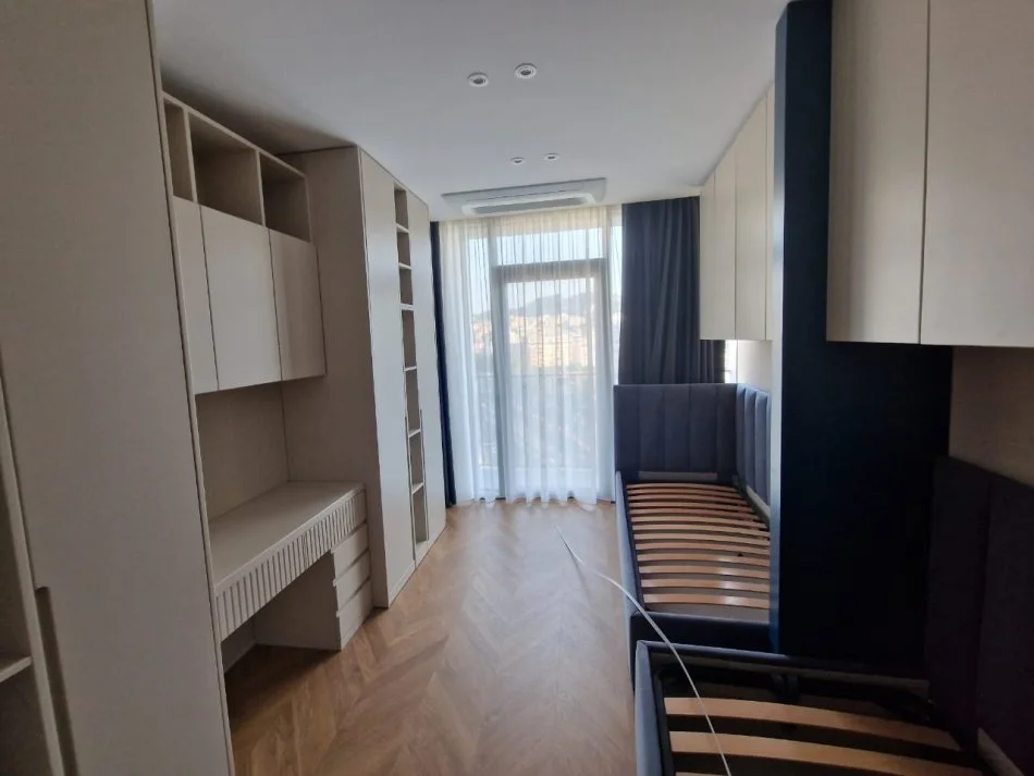 Tirane, jepet me qera apartament 2+1+Aneks+Ballkon Kati 9, 120 m² 2.000 € 
