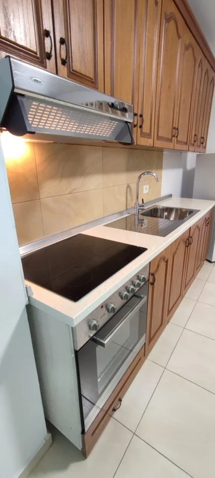 Tirane, jepet me qera apartament 1+1+Aneks+Ballkon Kati 4, 70 m² 500 € (Report tv perballe magnet)
