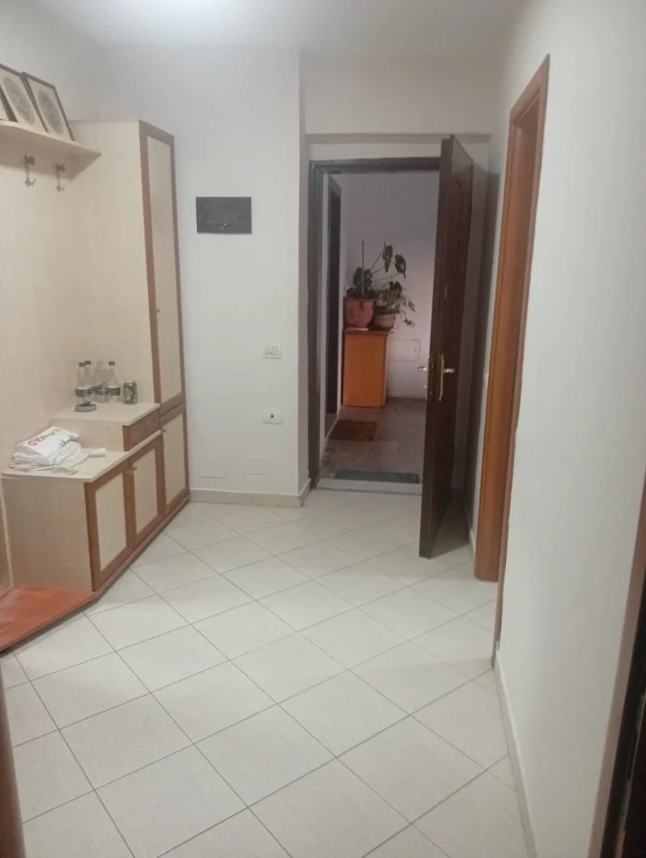 Tirane, jepet me qera apartament 1+1 Kati 3, 410 € 