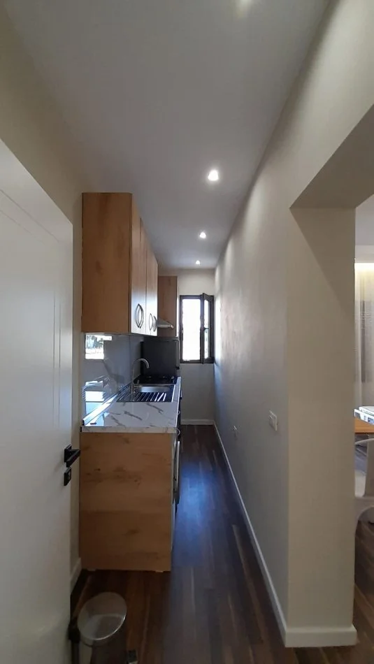 Tirane, jepet me qera apartament 1+1 Kati 3, 42 m² 250 € (Rr. Gramoz Pashko, mbi Market Bujari)