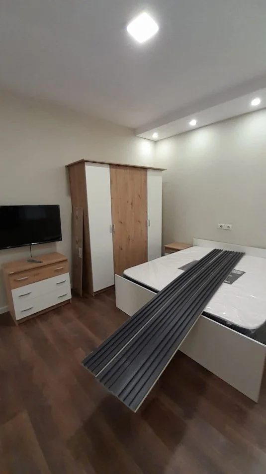 Tirane, jepet me qera apartament 1+1 Kati 3, 45 m² 250 € (Rr. Gramoz Pashko mbi market Bujari)