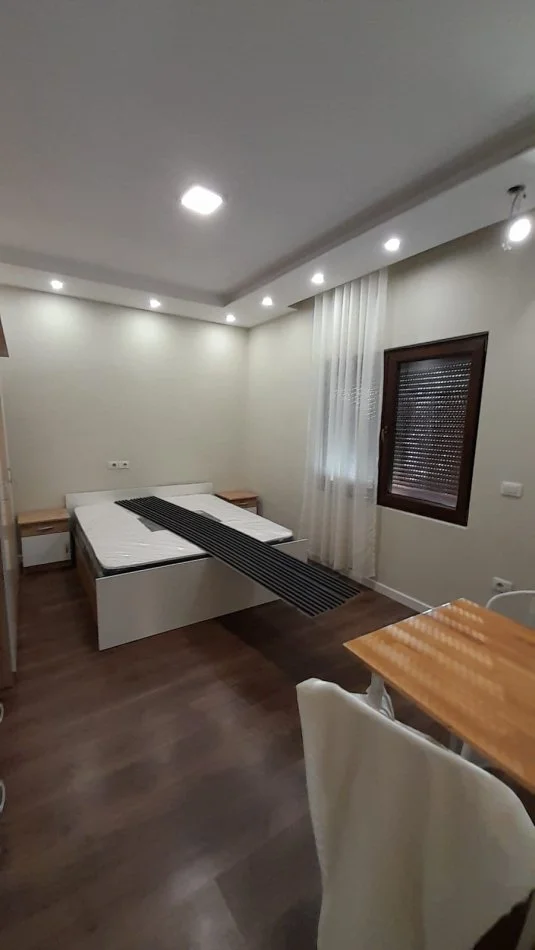 Tirane, jepet me qera apartament 1+1 Kati 3, 45 m² 250 € (Rr. Gramoz Pashko mbi market Bujari)