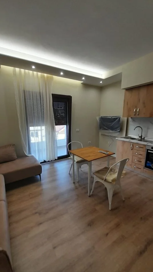 Tirane, jepet me qera apartament 1+1+Ballkon Kati 3, 56 m² 350 € (Rr. Gramoz Pashko 20 min mbi Ekonomikun!)