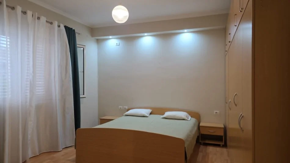Tirane, jepet me qera apartament 2+1+Aneks+Ballkon Kati 3, 130 m² 500 € (Rezidenca Amerikane, 17 min mbi Fakultetin Ekonomik)