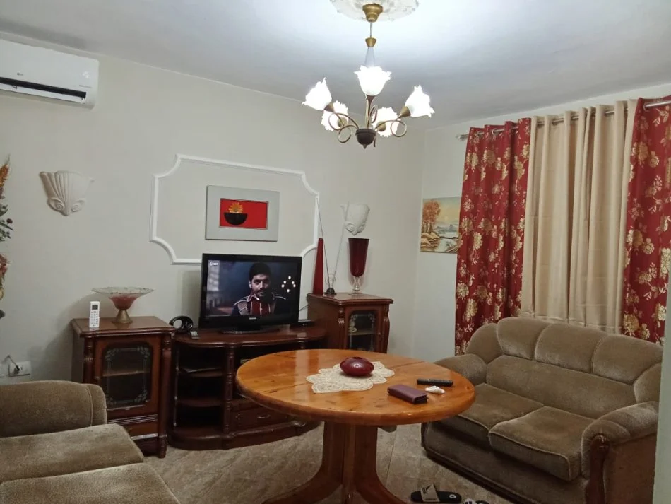 Tirane, jepet me qera apartament 2+1 Kati 1, 80 m² 450 € (Vila Gold te rruga e Dibres)