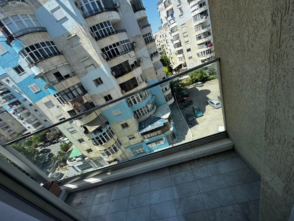 jepet me qera , 800 €