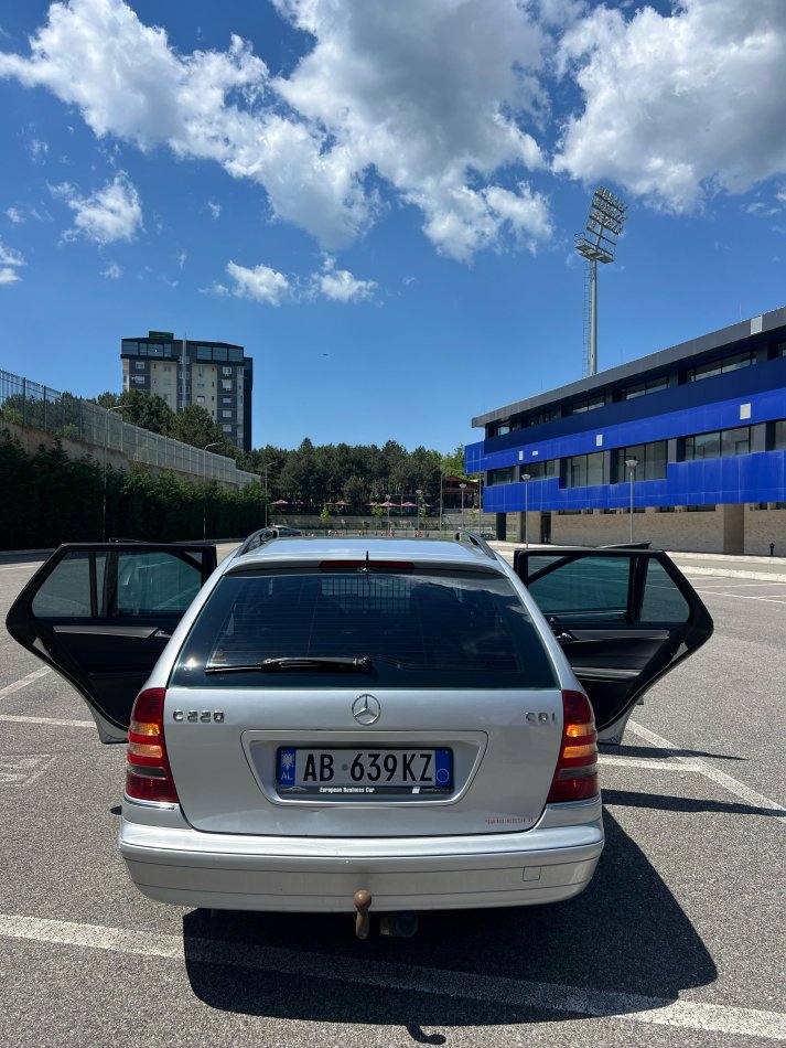 Kukes, shitet makine me portobagazh Mercedes Benz Nafte, gri metalizato automatik Klima 300 km 4.000 €