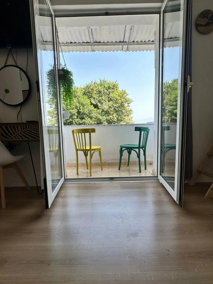 Pogradec, jepet me qera apartamen  ne Pogradec  perball liqenit  t Kati 2,    (Ne qender perball Hotel Enkelanes ,)