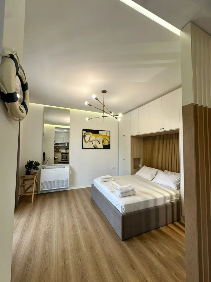 Pogradec, jepet me qera apartamen  ne Pogradec  perball liqenit  t Kati 2,    (Ne qender perball Hotel Enkelanes ,)