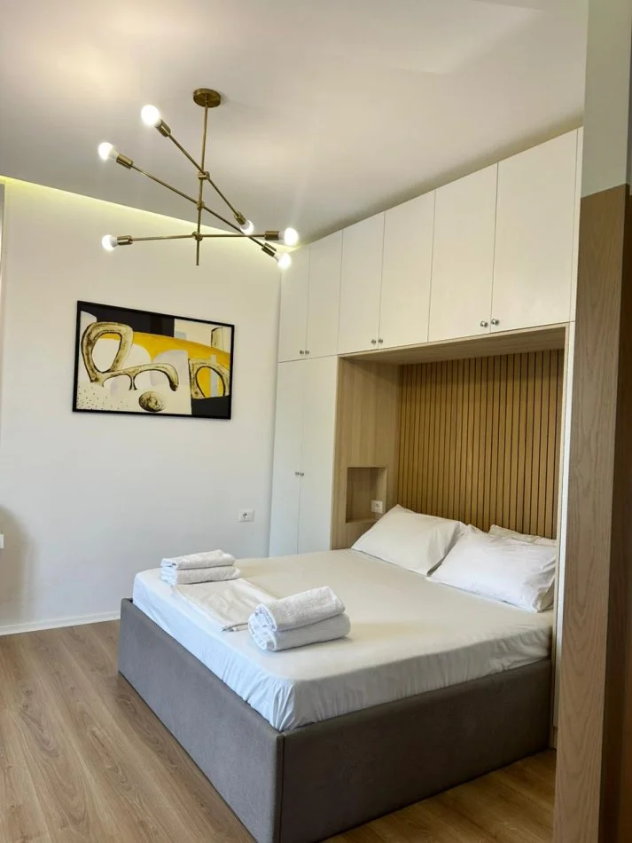 Pogradec, jepet me qera apartamen  ne Pogradec  perball liqenit  t Kati 2,    (Ne qender perball Hotel Enkelanes ,)