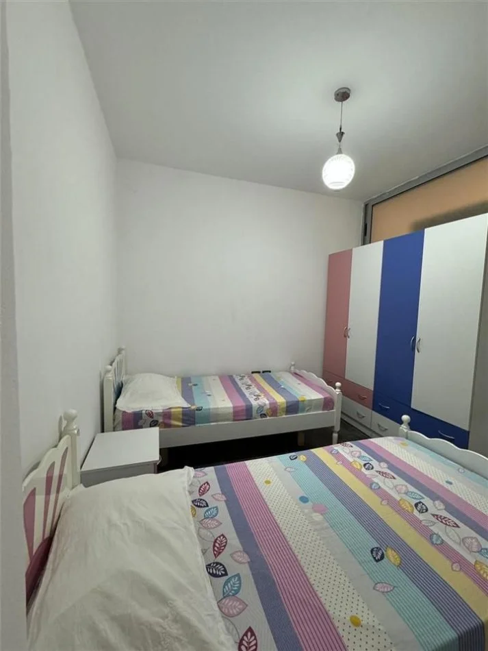 jepet me qera , 54.000 €