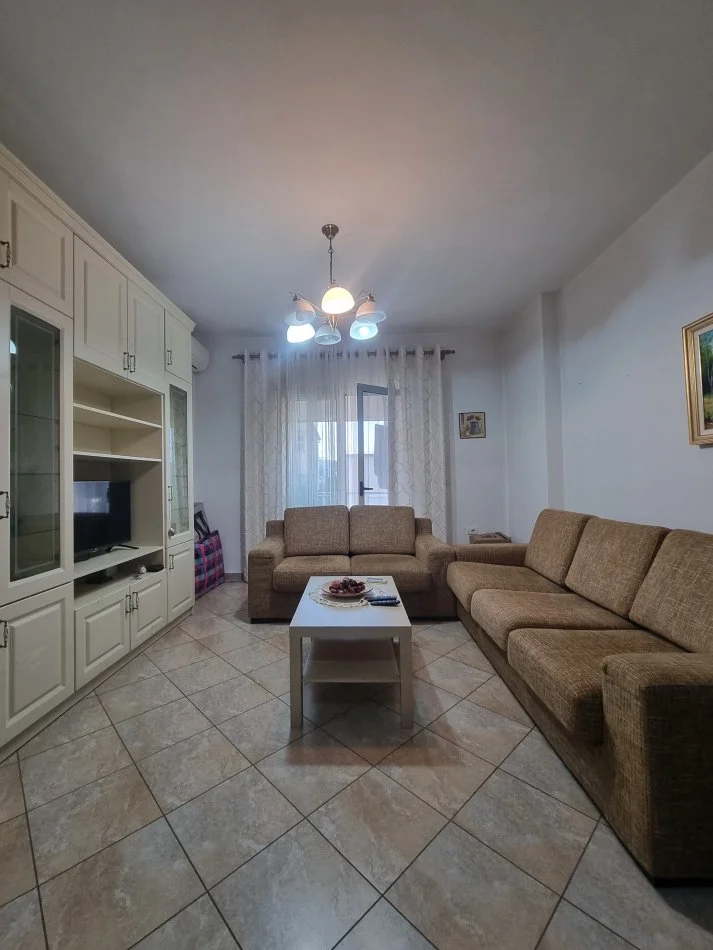 Tirane, jepet me qera apartament 1+1+Aneks+Ballkon Kati 3, 67 m² 550 € 