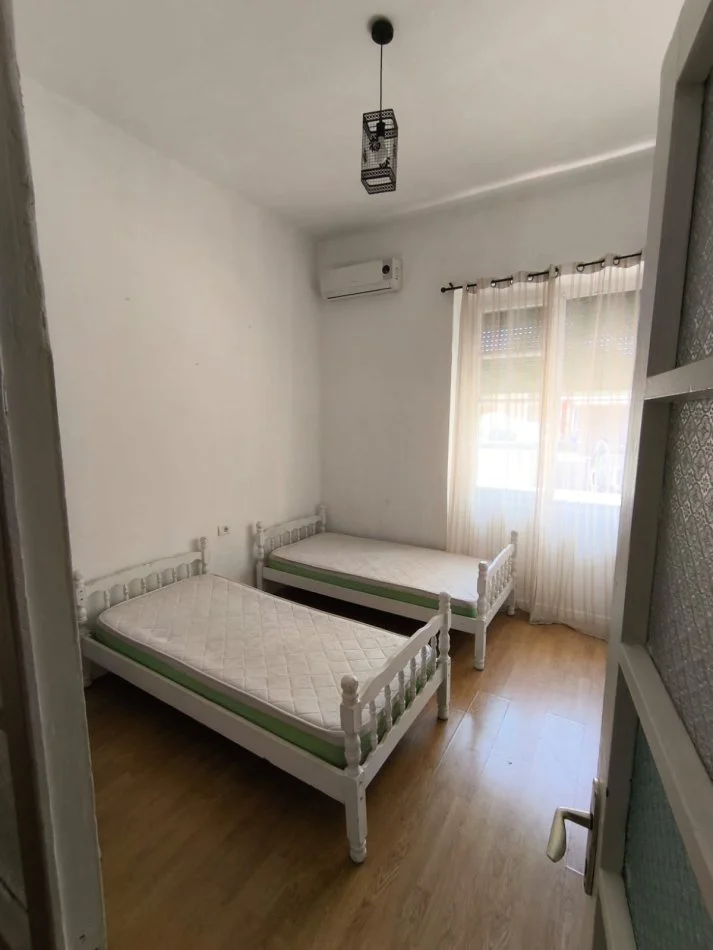 Tirane, jepet me qera apartament 2+1+Ballkon Kati 4, 86 m² 599 € (Rruga Moskatet)
