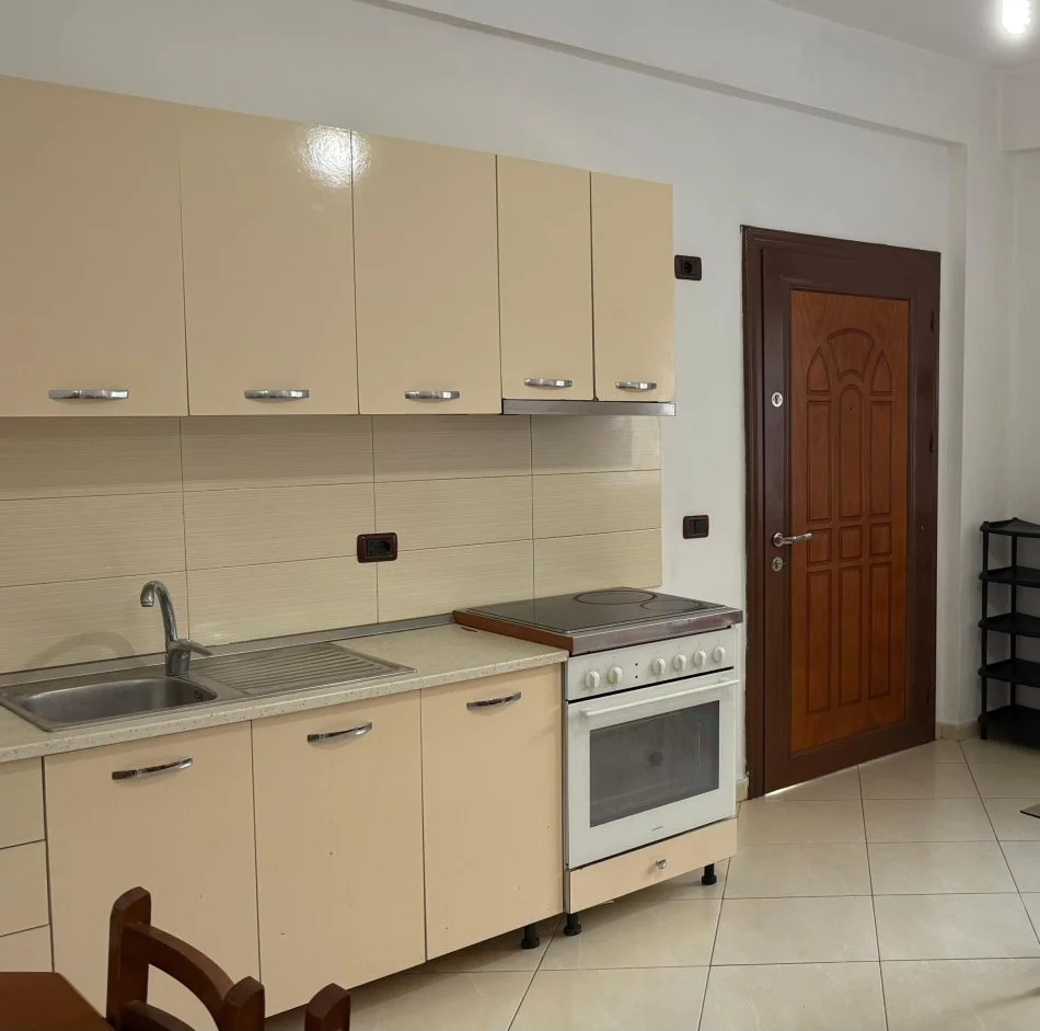 Tirane, jepet me qera Vile 1+1 Kati 1, 50 m² (5 min posht Fabrikes se Kepucve, Allias)