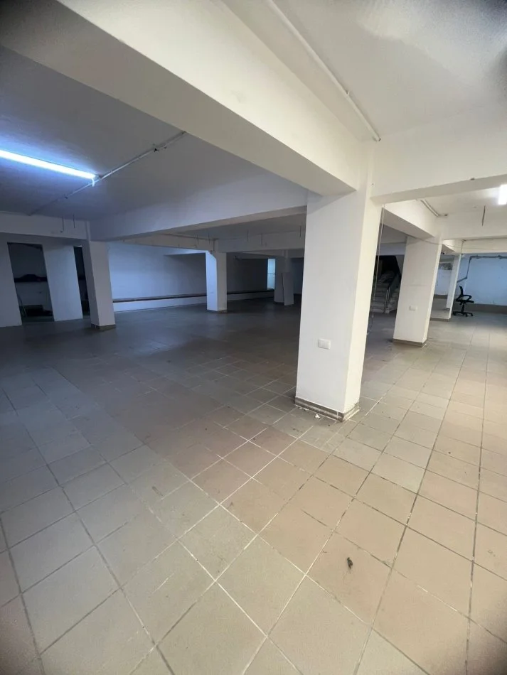 Tirane, jepet me qera ambjent biznesi Kati -1, 270 m² 1.500 € (Abdyl Frasheri)