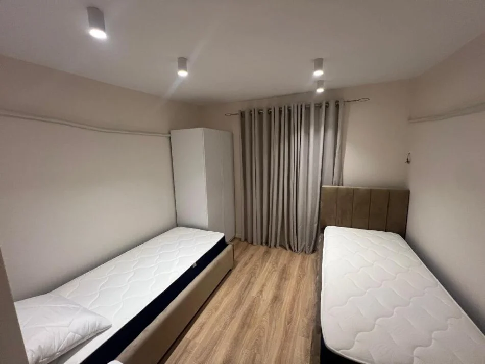 Tirane, jepet me qera apartament 2+1+Ballkon , 94 m² 1.000 € (Qender)