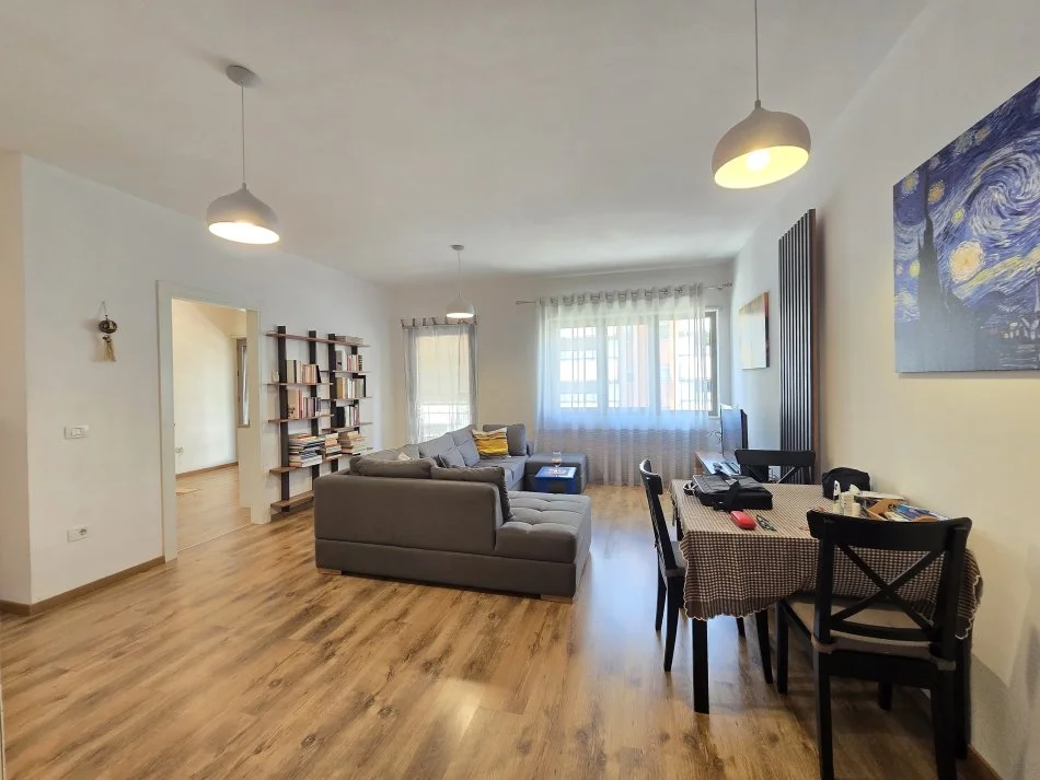 Tirane, jepet me qera apartament 2+1+Ballkon Kati 6, 130 m² 1.300 € (Rruga e Kavajes)