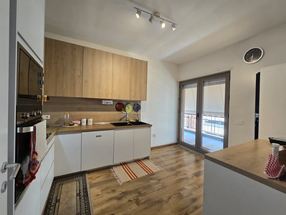Tirane, jepet me qera apartament 2+1+Ballkon Kati 6, 130 m² 1.300 € (Rruga e Kavajes)