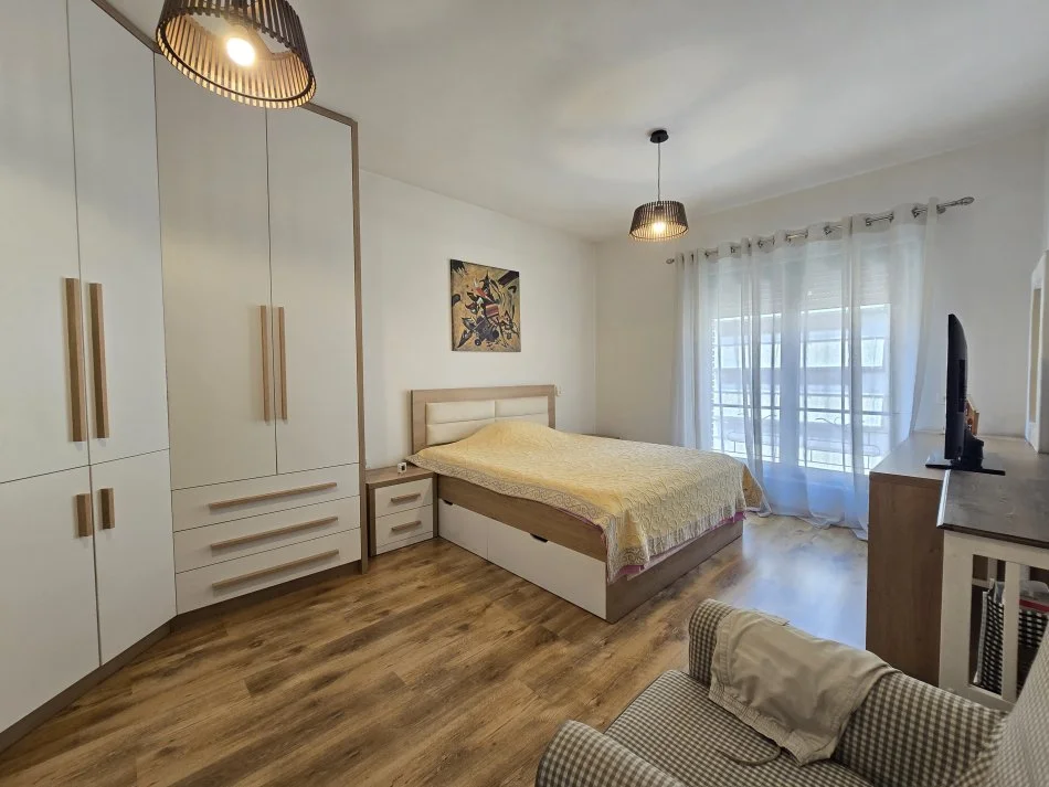 Tirane, jepet me qera apartament 2+1+Ballkon Kati 6, 130 m² 1.300 € (Rruga e Kavajes)