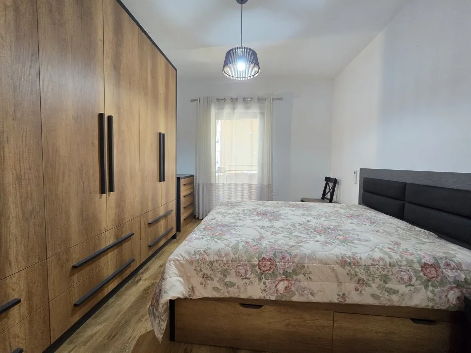 Tirane, jepet me qera apartament 2+1+Ballkon Kati 6, 130 m² 1.300 € (Rruga e Kavajes)