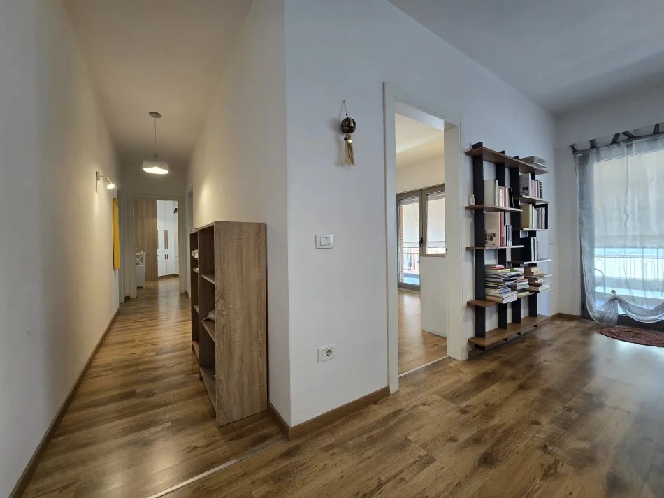 Tirane, jepet me qera apartament 2+1+Ballkon Kati 6, 130 m² 1.300 € (Rruga e Kavajes)