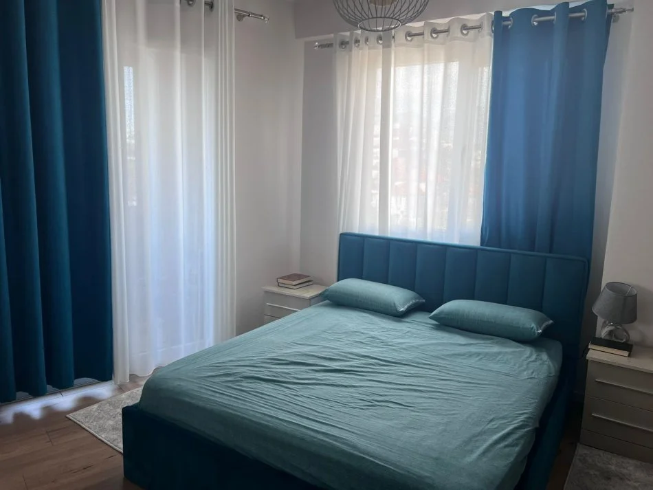 Tirane, jepet me qera apartament 2+1 Kati 3, 90 m² 600 €