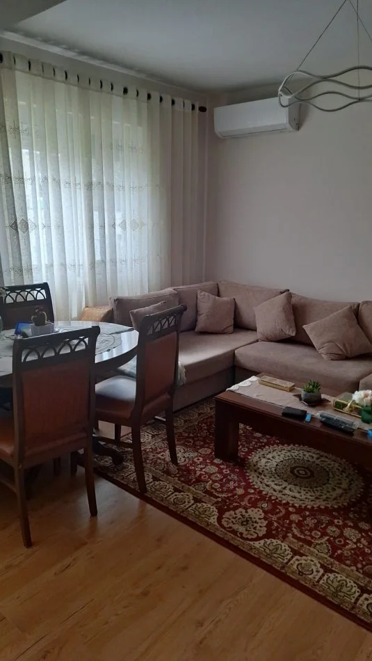 Tirane, jepet per qira apartament 2+1+Aneks+Ballkon Kati 3, 76 m² 470 € (Shkolla e bashkuar pas fakultetit te mjeksise)