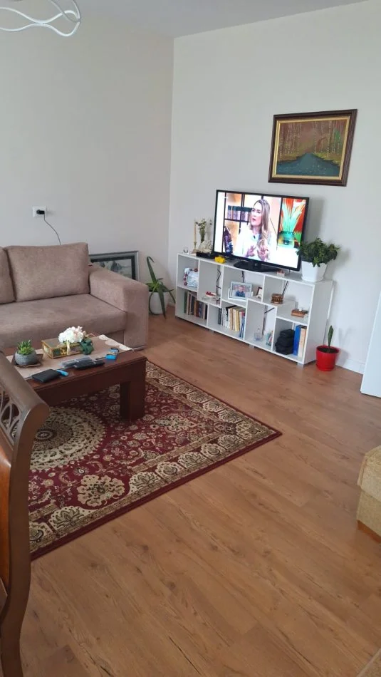 Tirane, jepet per qira apartament 2+1+Aneks+Ballkon Kati 3, 76 m² 470 € (Shkolla e bashkuar pas fakultetit te mjeksise)