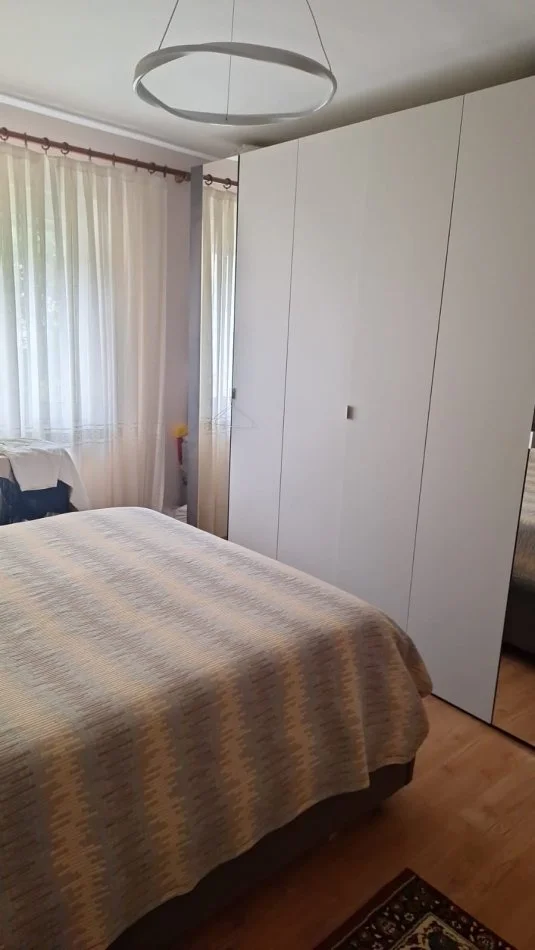 Tirane, jepet per qira apartament 2+1+Aneks+Ballkon Kati 3, 76 m² 470 € (Shkolla e bashkuar pas fakultetit te mjeksise)