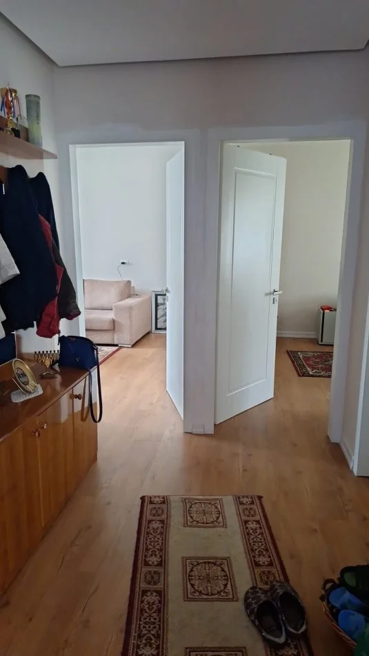 Tirane, jepet per qira apartament 2+1+Aneks+Ballkon Kati 3, 76 m² 470 € (Shkolla e bashkuar pas fakultetit te mjeksise)