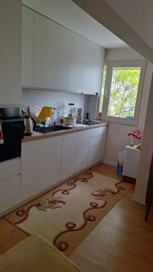 Tirane, jepet per qira apartament 2+1+Aneks+Ballkon Kati 3, 76 m² 470 € (Shkolla e bashkuar pas fakultetit te mjeksise)