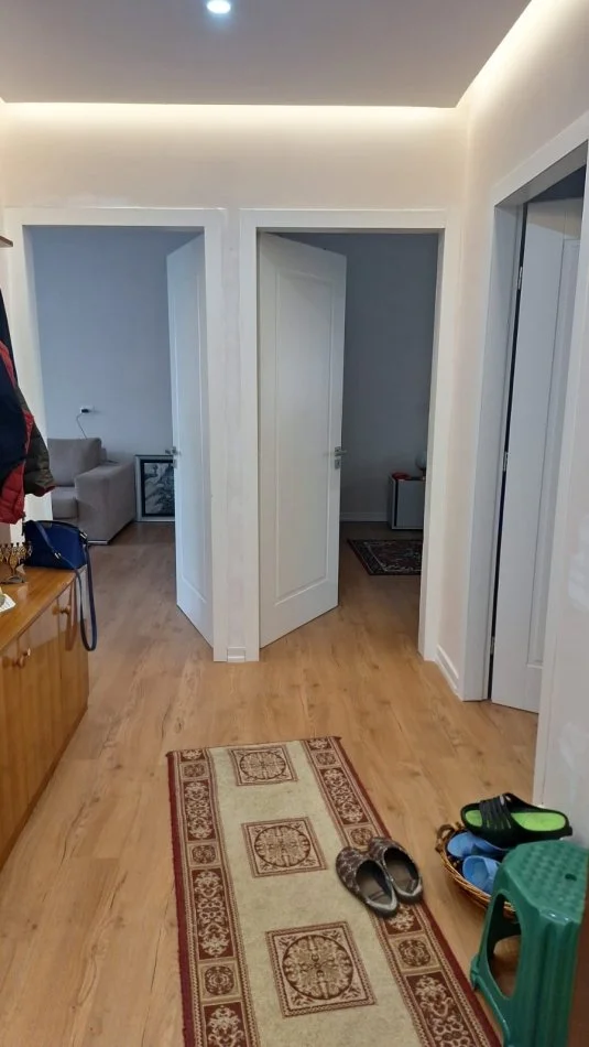 Tirane, jepet per qira apartament 2+1+Aneks+Ballkon Kati 3, 76 m² 470 € (Shkolla e bashkuar pas fakultetit te mjeksise)